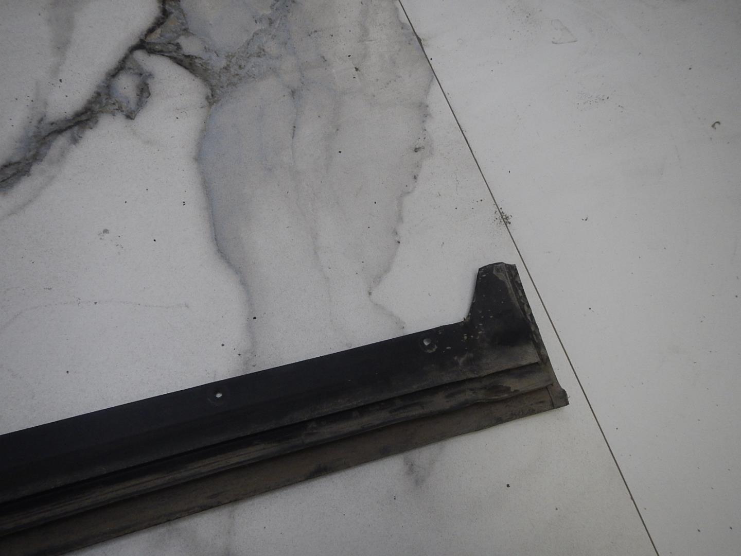 Уплотнитель задней правой двери