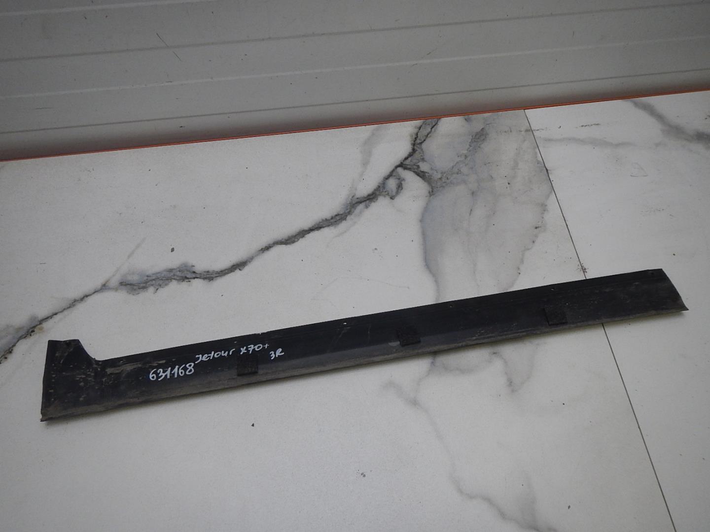 Уплотнитель задней правой двери