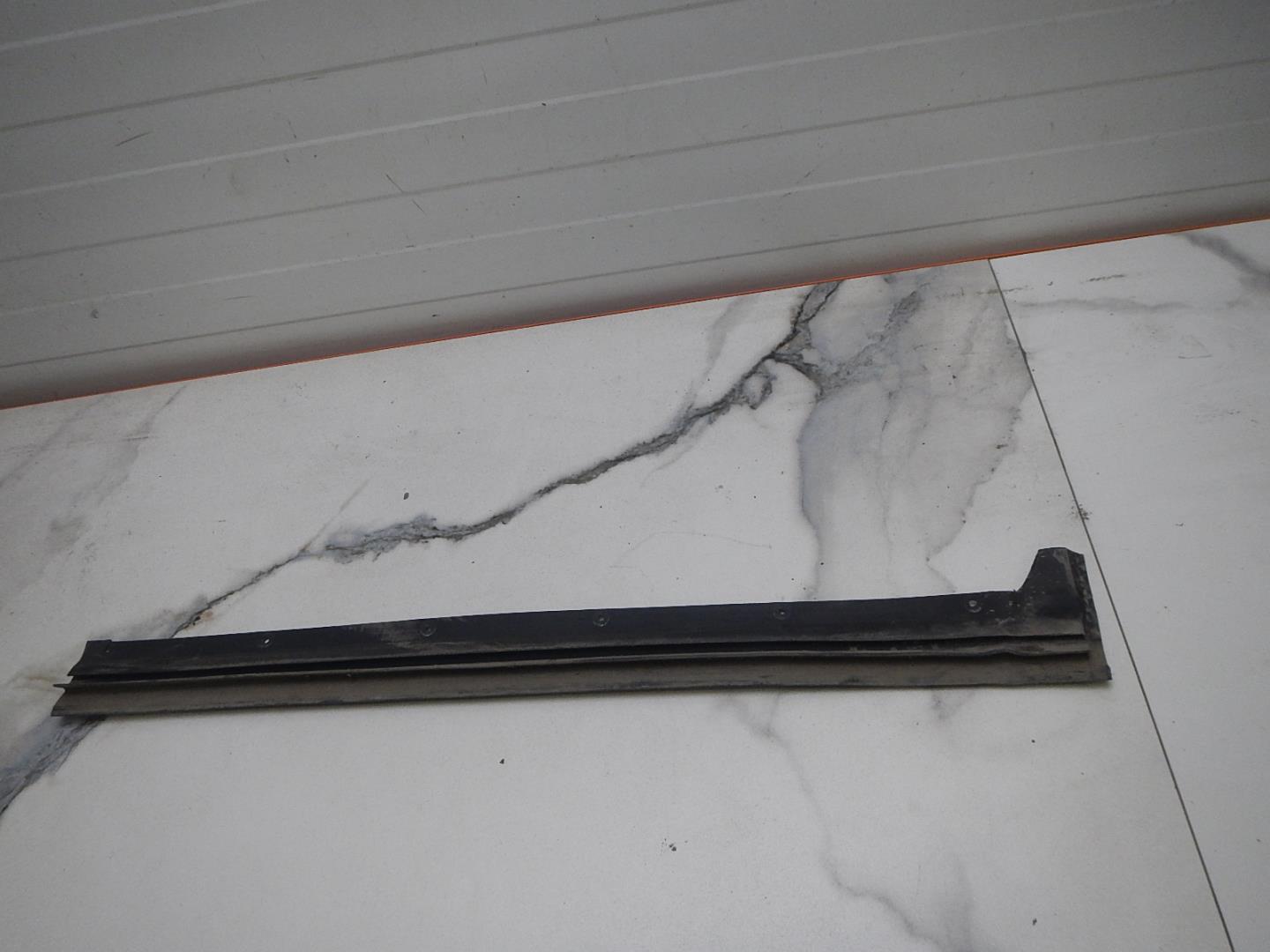 Уплотнитель задней правой двери