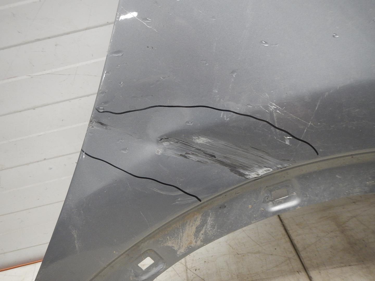 Крыло переднее правое