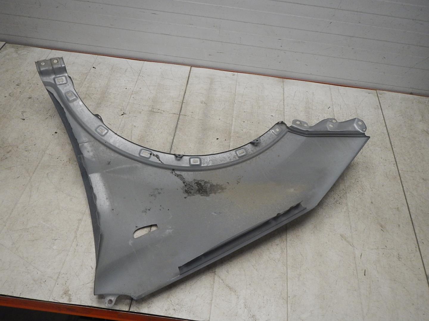 Крыло переднее правое