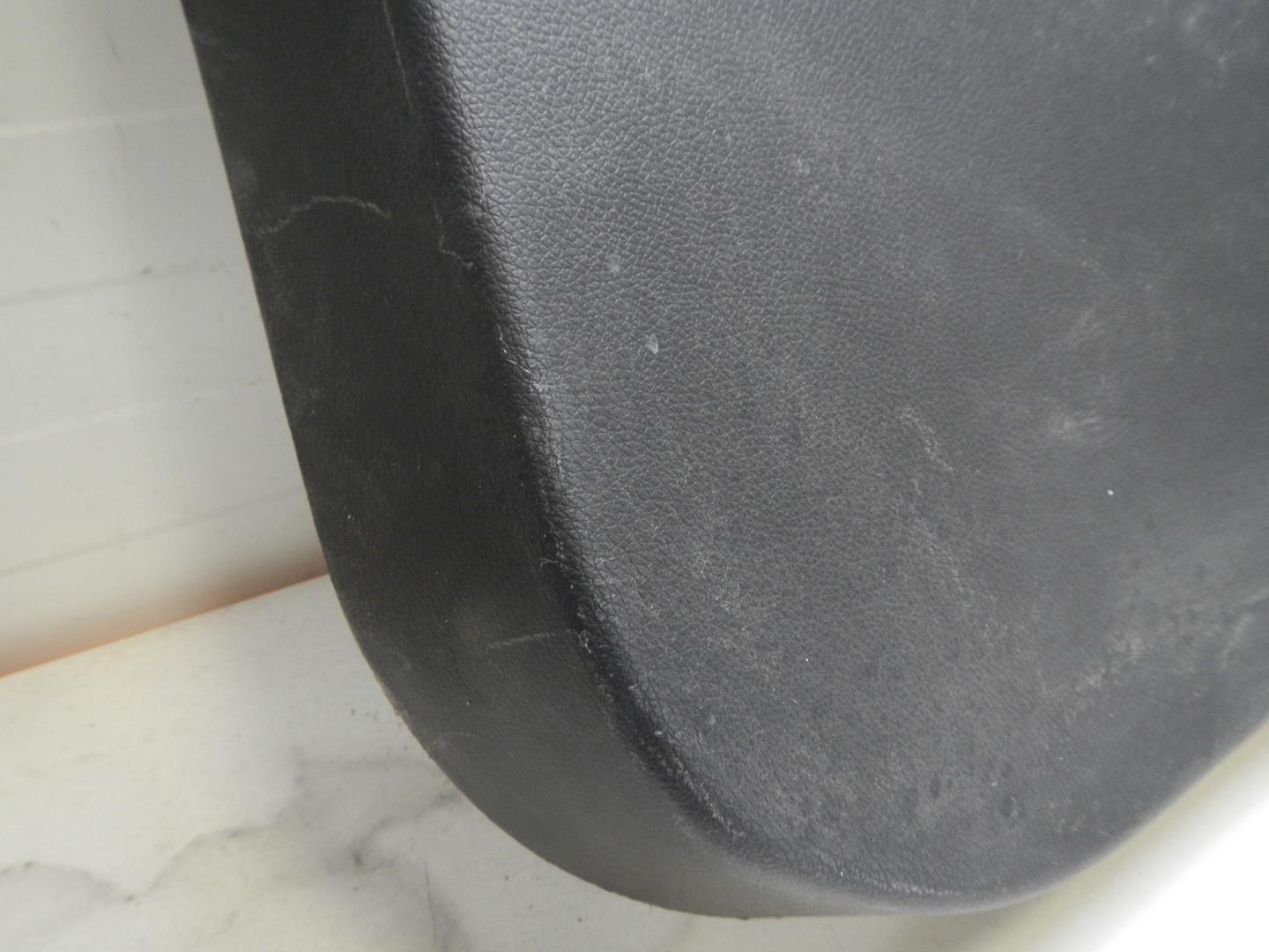 Обшивка двери багажника