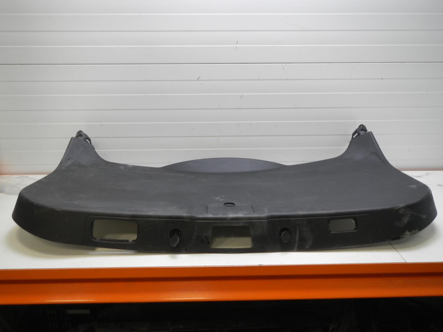 Обшивка двери багажника