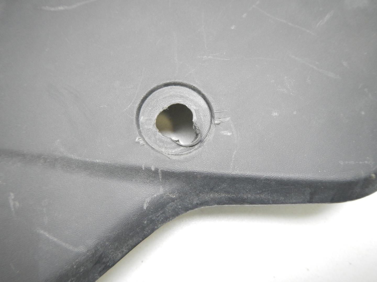 Кожух замка капота