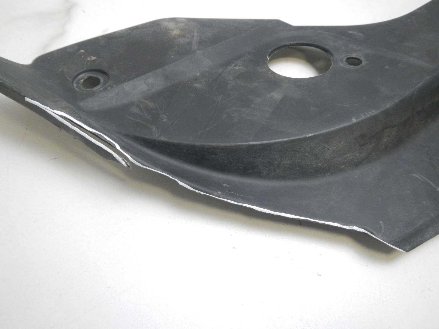 Кожух замка капота