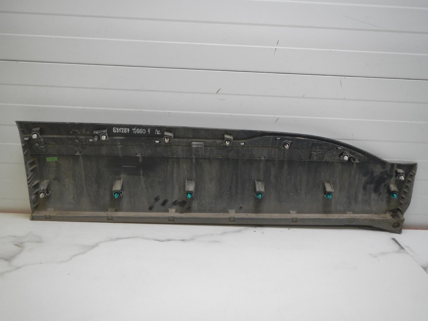 Молдинг передней левой двери