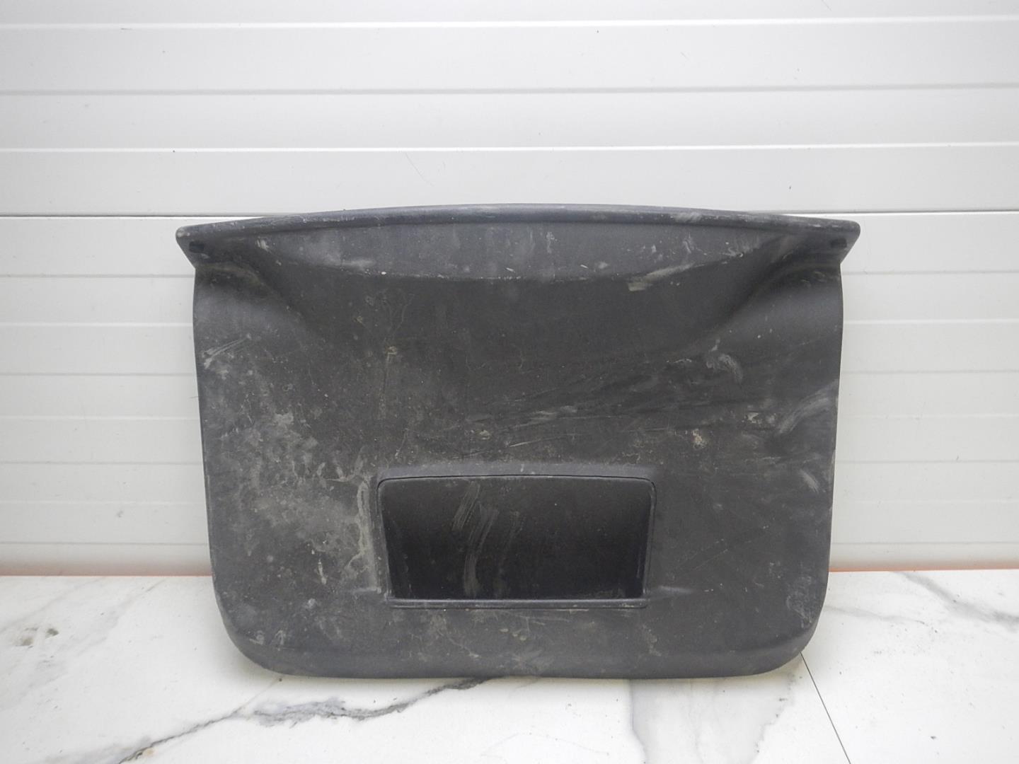 Обшивка двери багажника