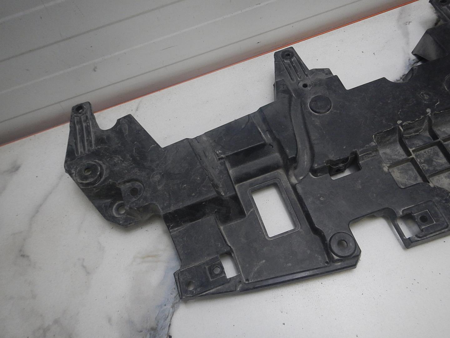 Кронштейн решетки радиатора