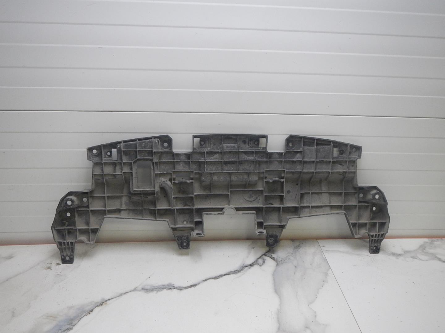 Кронштейн решетки радиатора