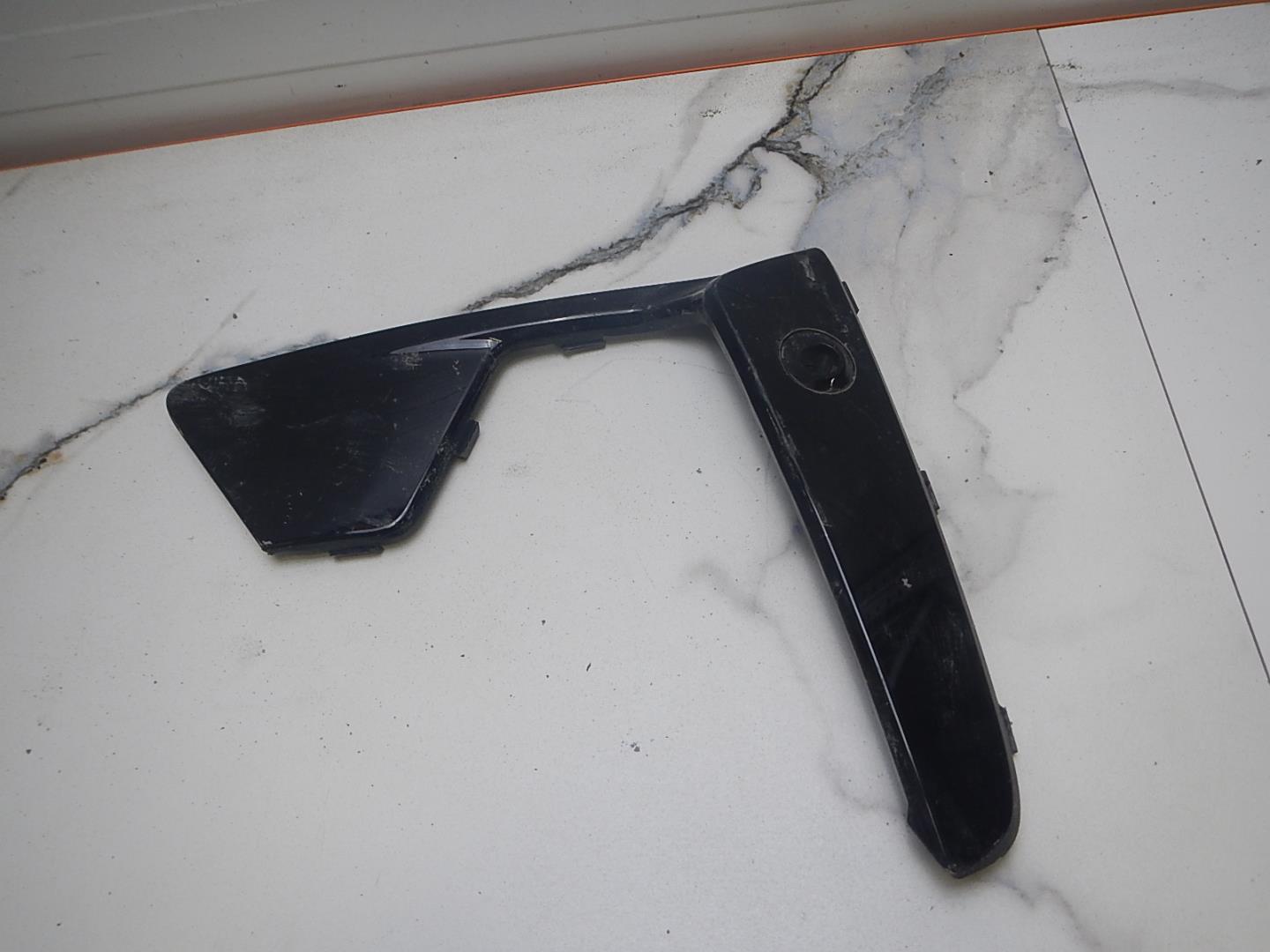 Молдинг переднего бампера левый