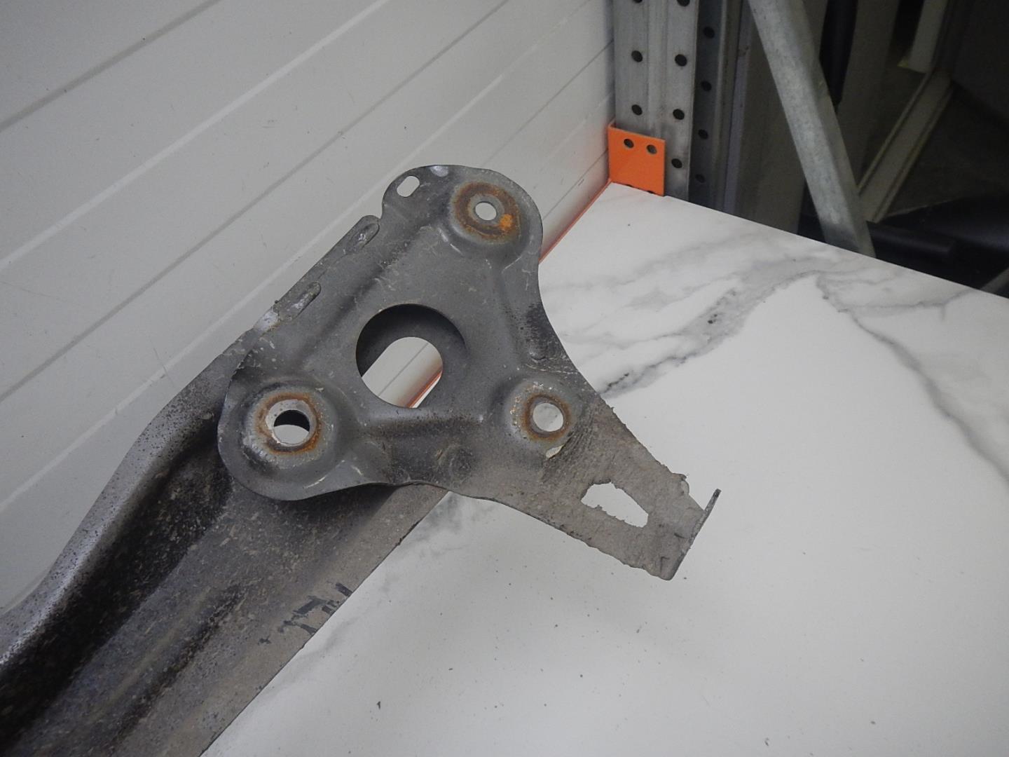 Усилитель заднего бампера