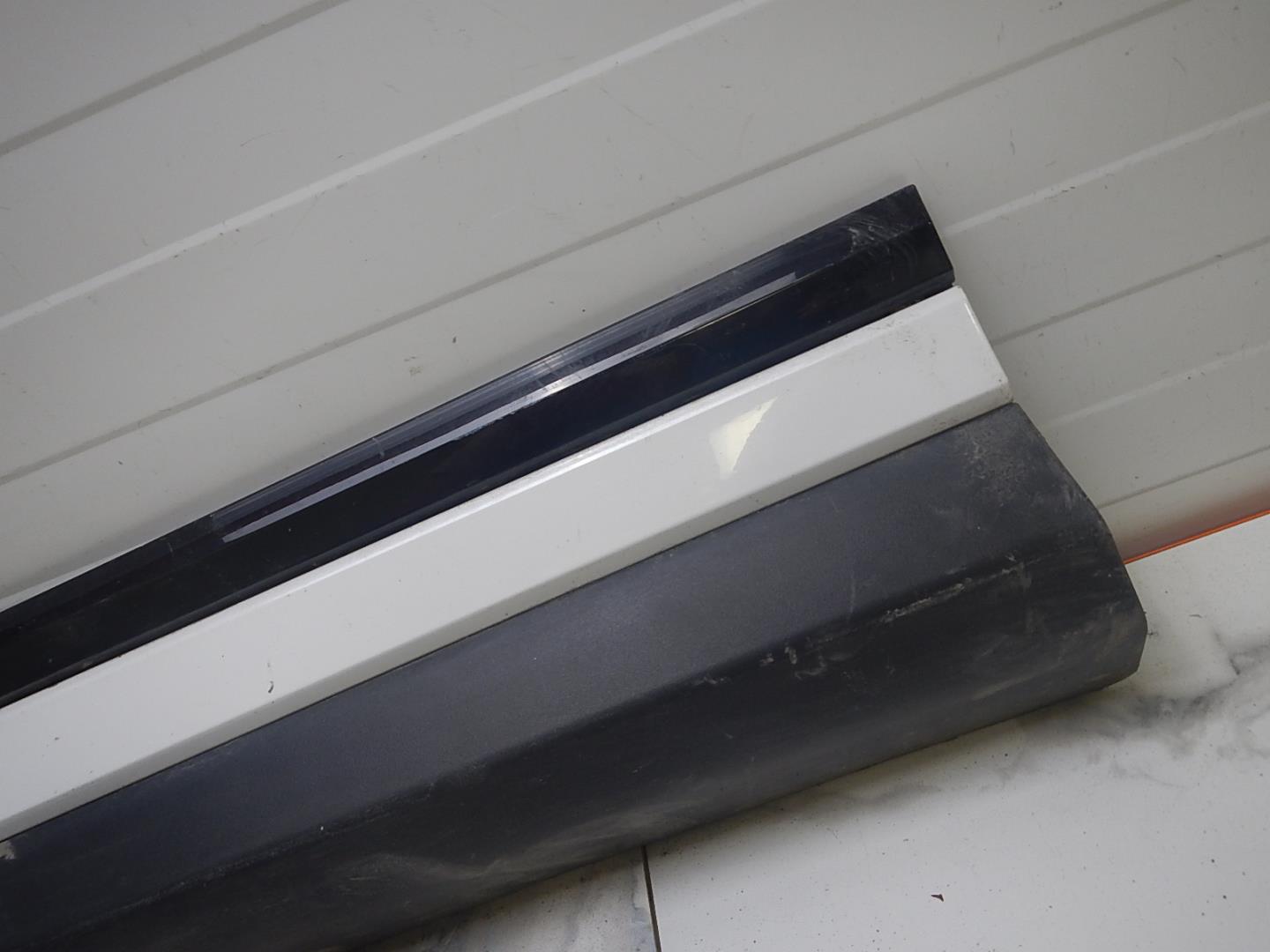 Молдинг передней левой двери