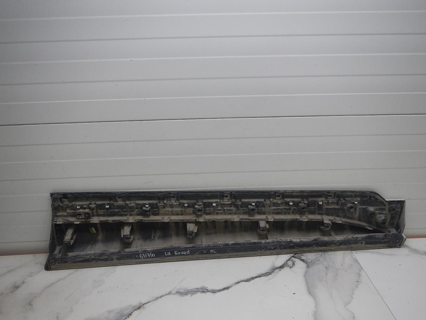 Молдинг передней левой двери