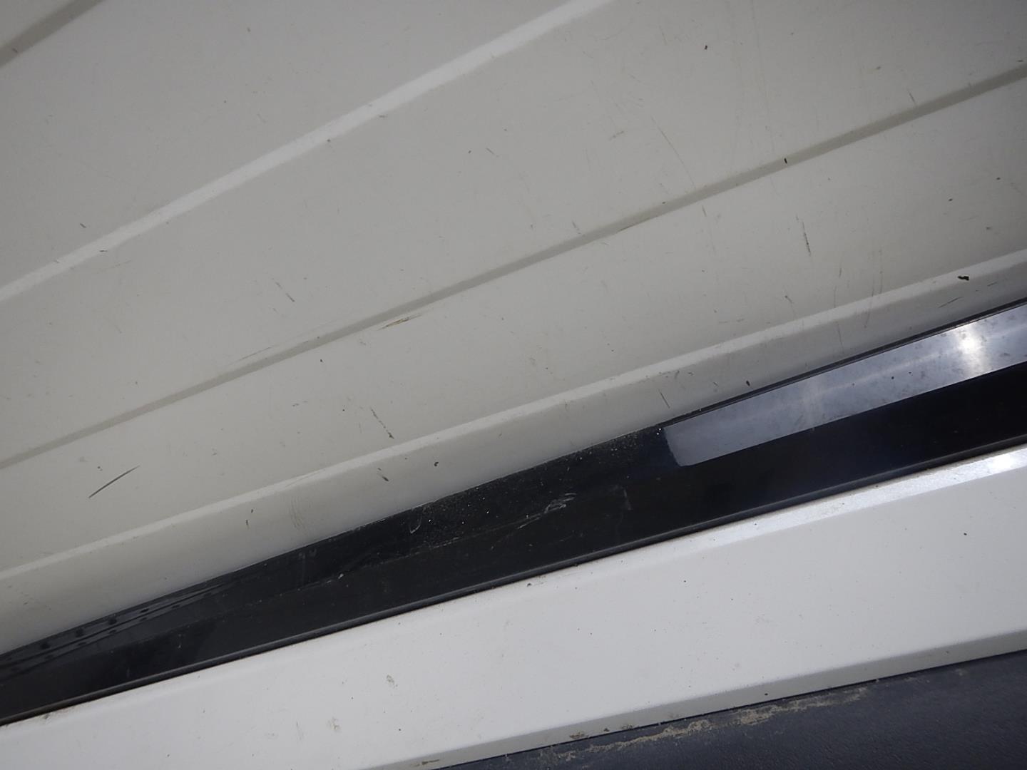 Молдинг передней левой двери