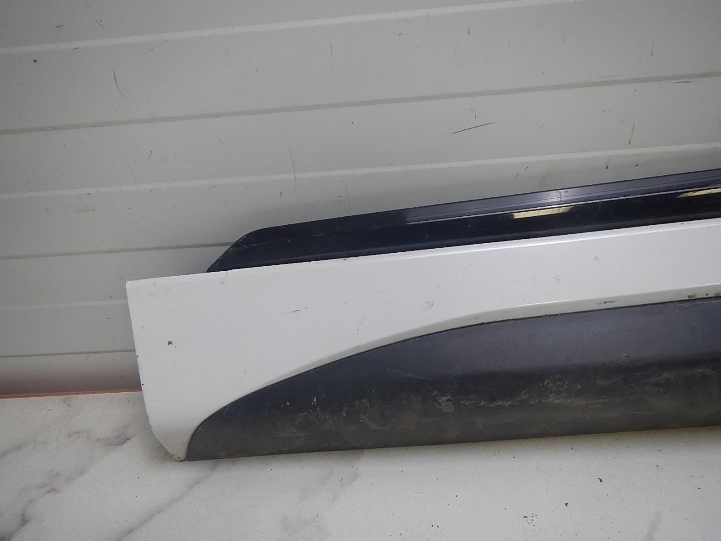 Молдинг передней левой двери