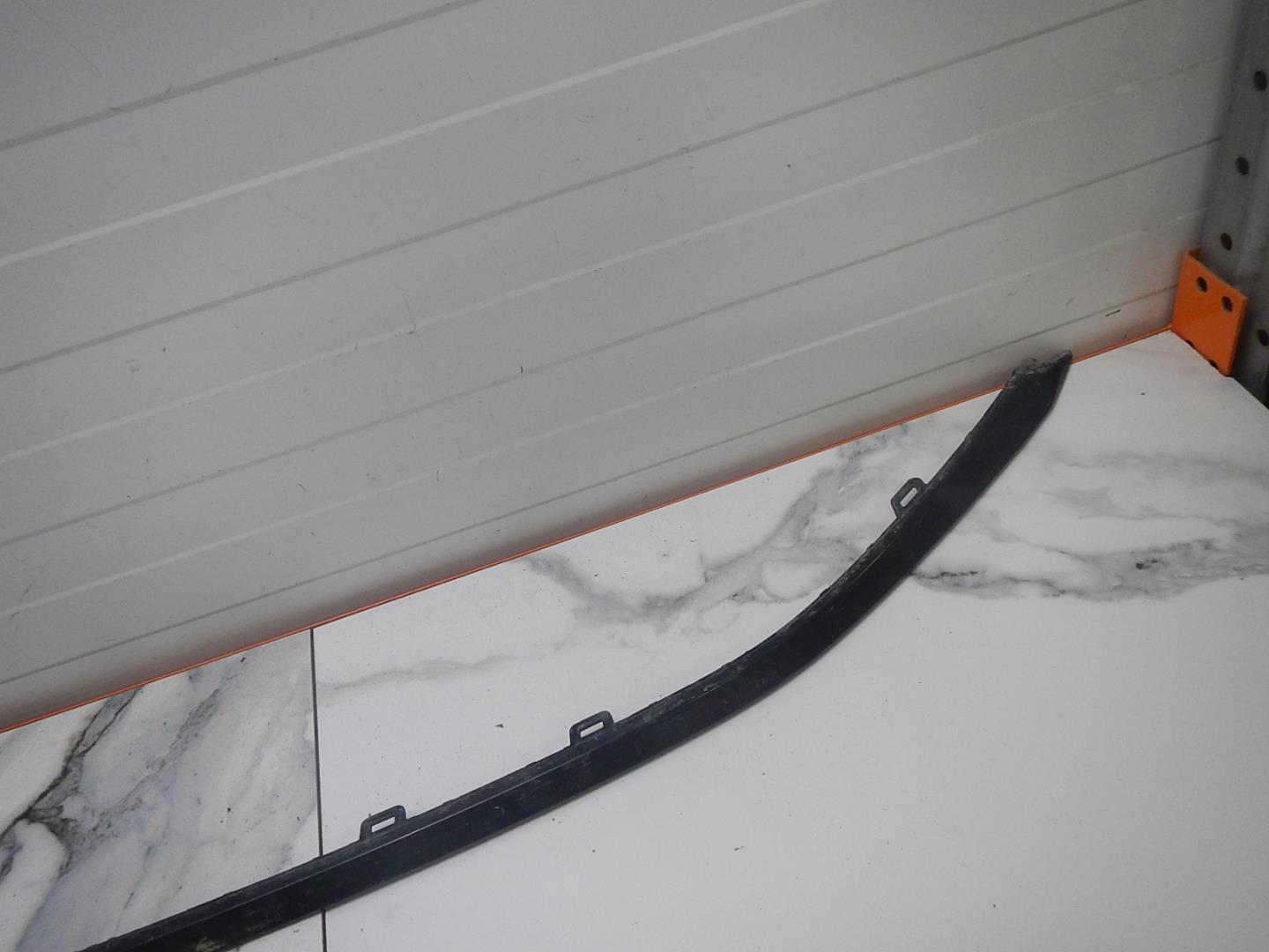 Молдинг переднего бампера