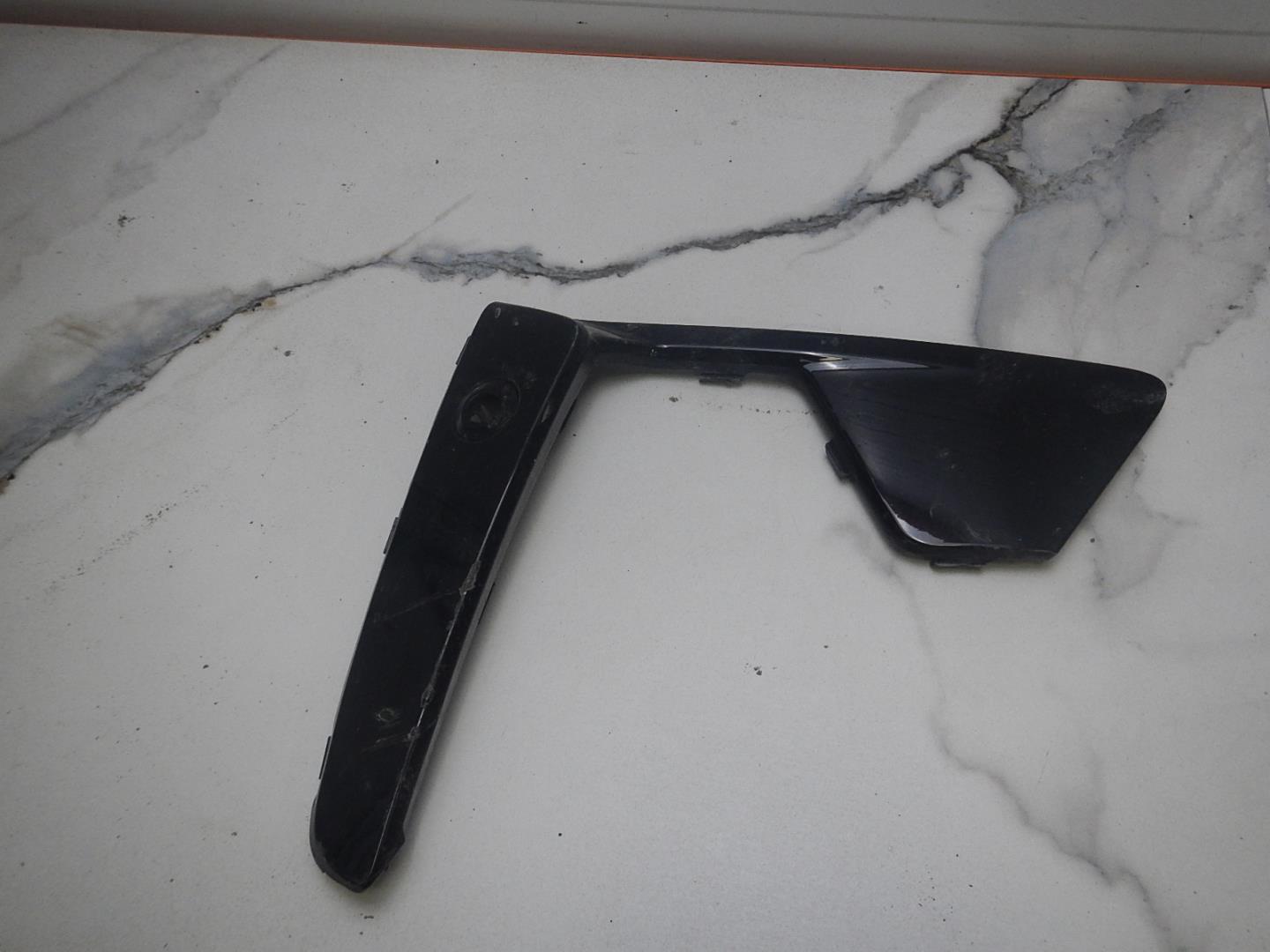 Молдинг переднего бампера правый