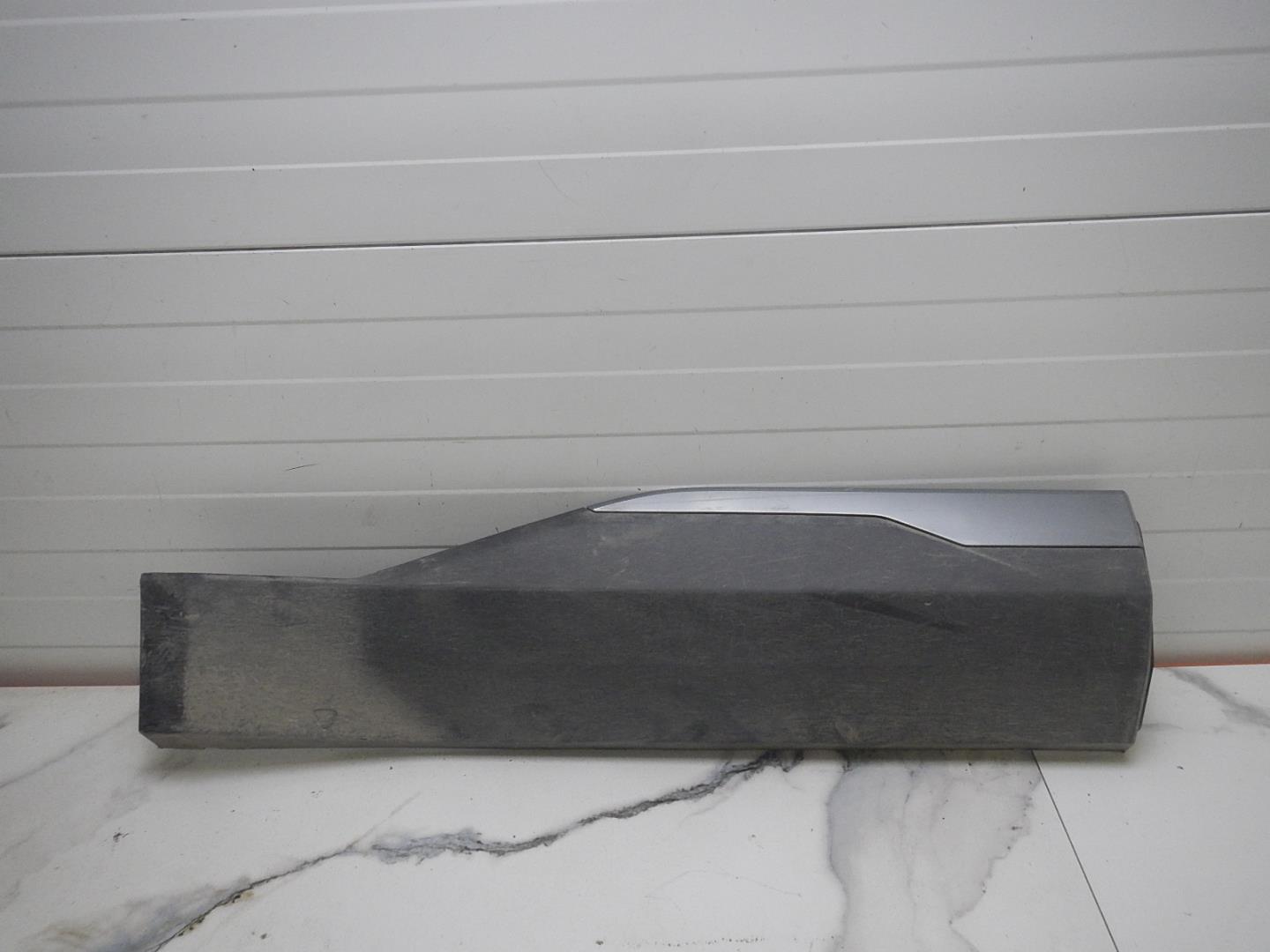 Молдинг задней правой двери