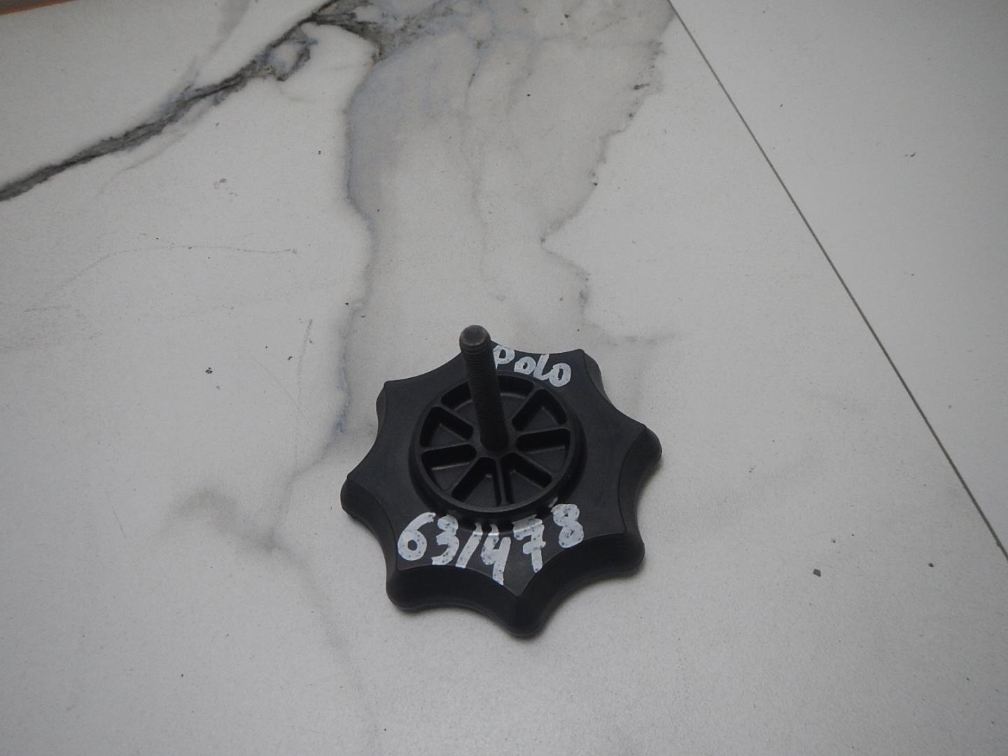 Болт крепления запасного колеса