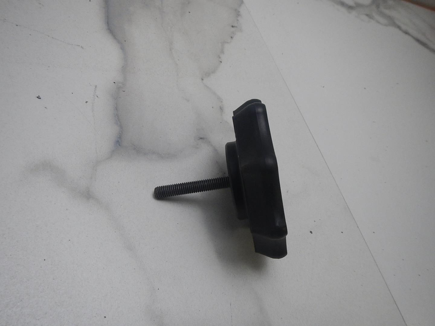 Болт крепления запасного колеса