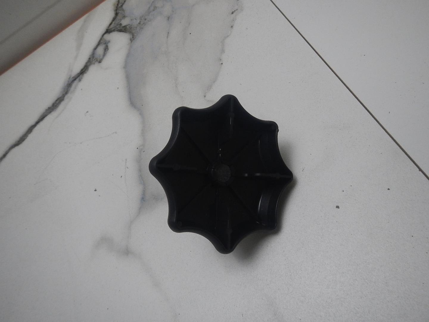 Болт крепления запасного колеса