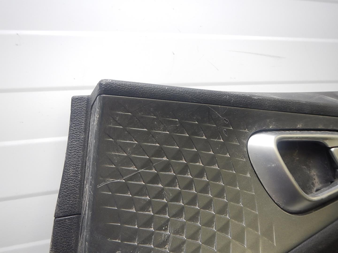 Обшивка двери задней правой