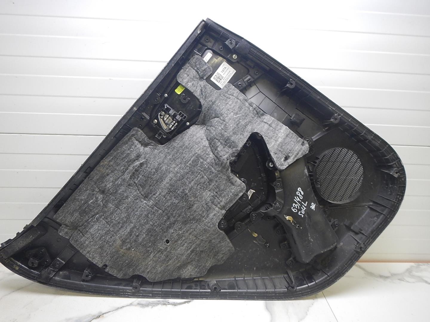 Обшивка двери задней правой