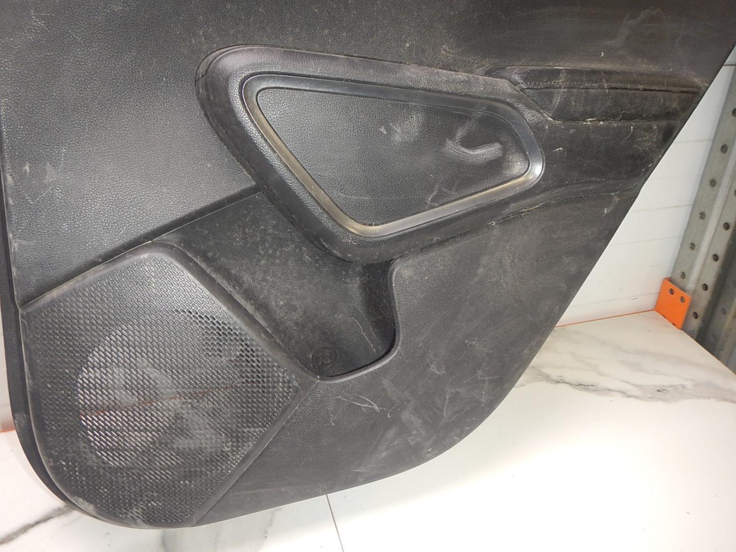 Обшивка двери задней правой