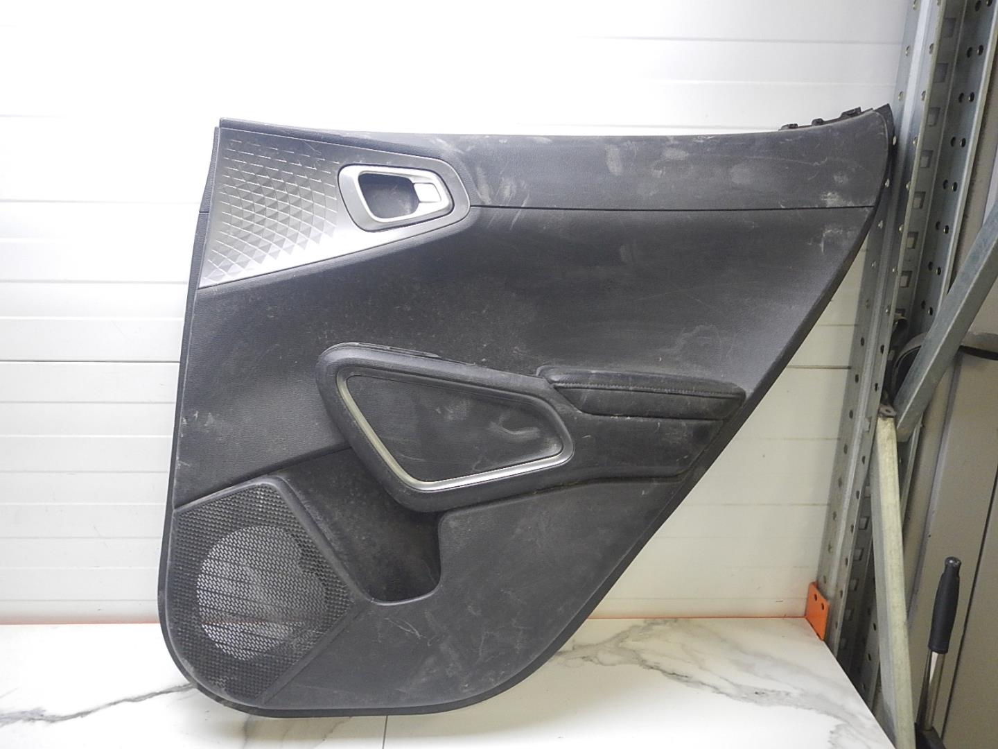 Обшивка двери задней правой