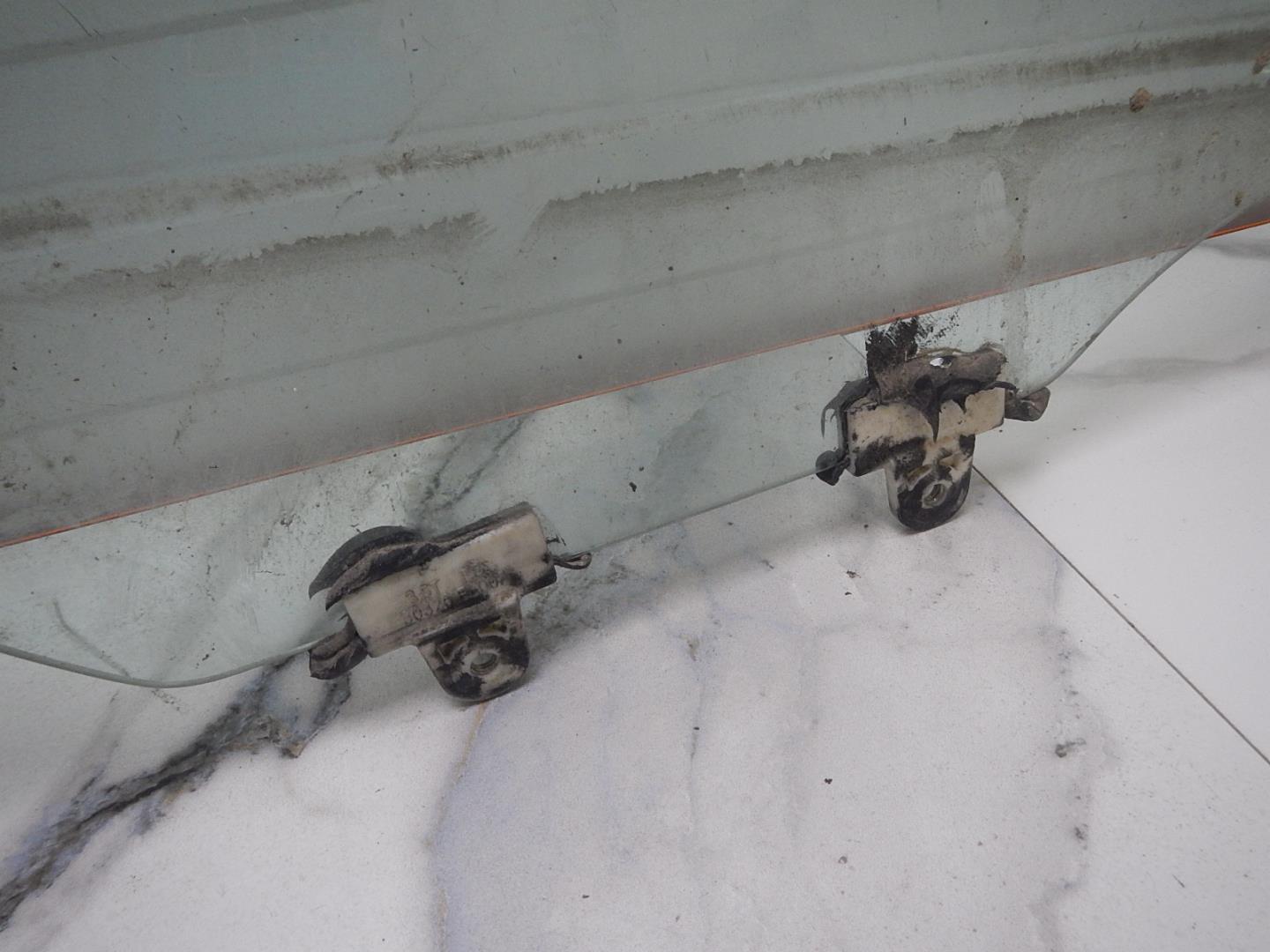 Стекло двери передней правой