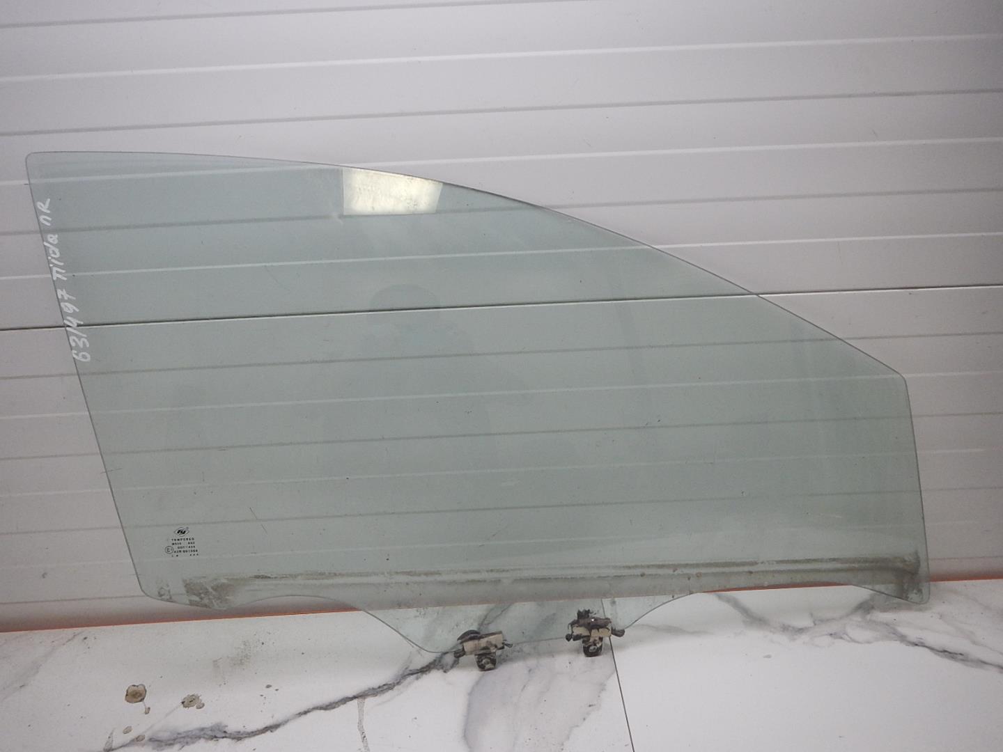 Стекло двери передней правой