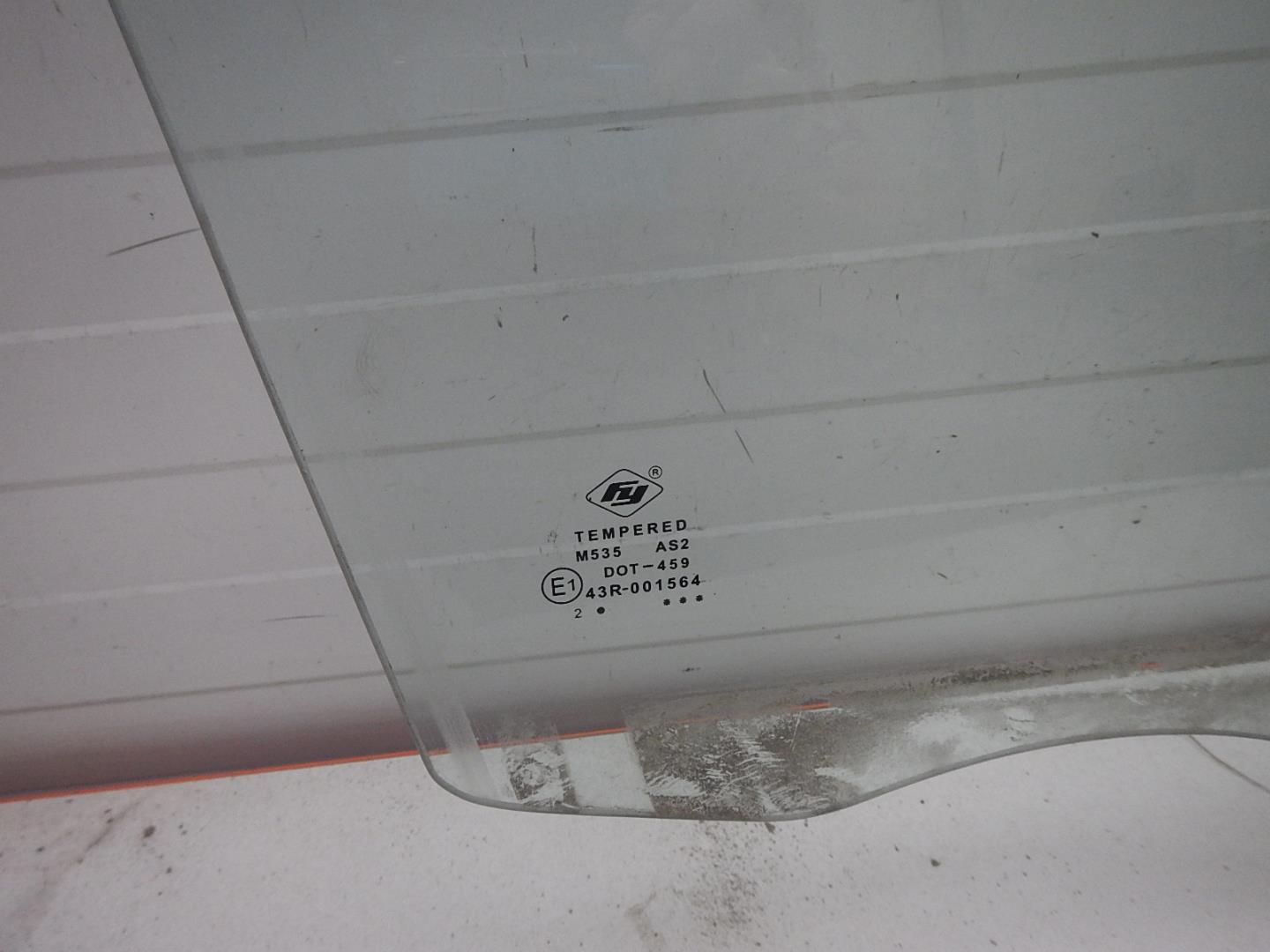 Стекло двери передней правой