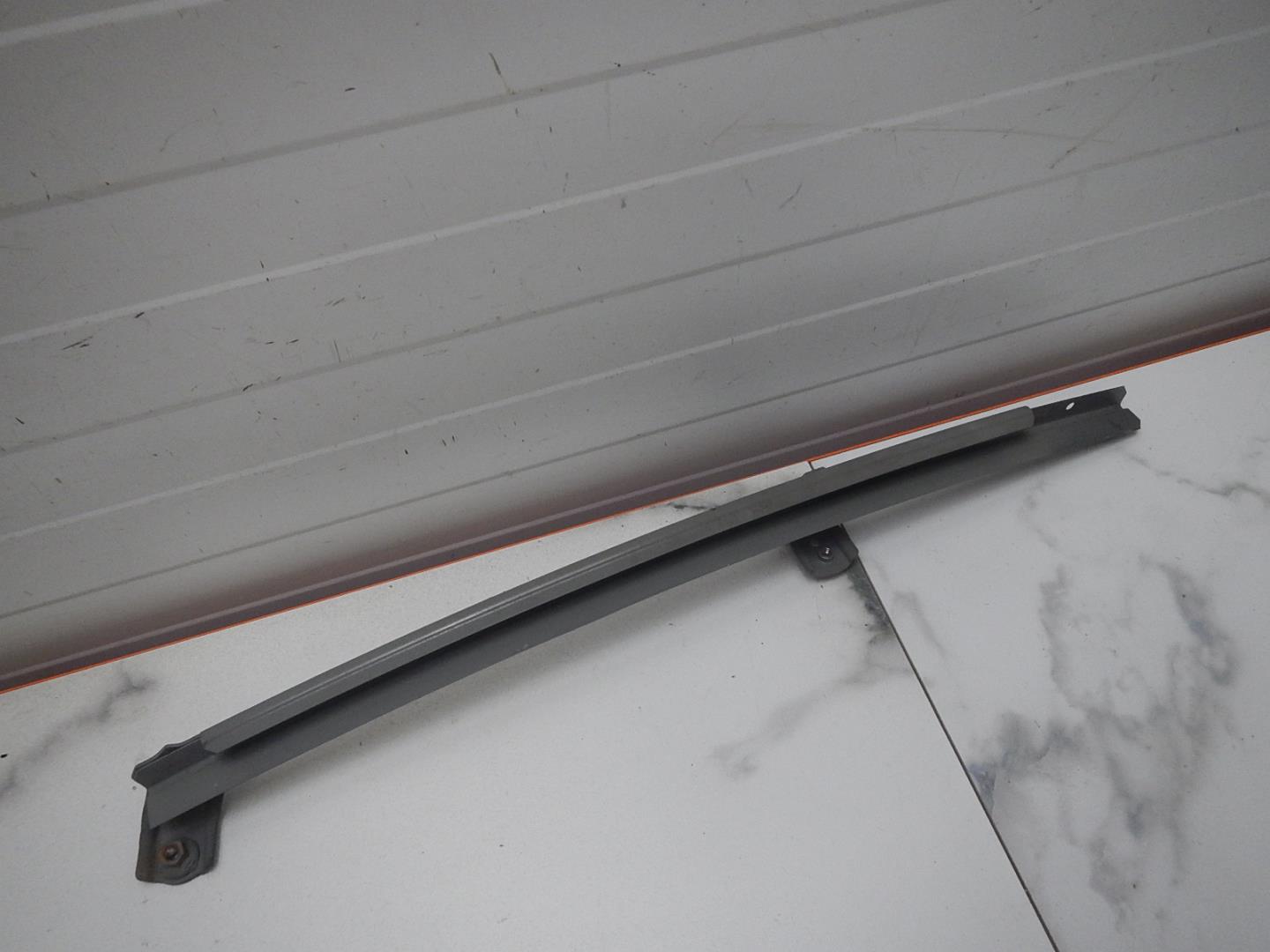 Направляющая стекла двери