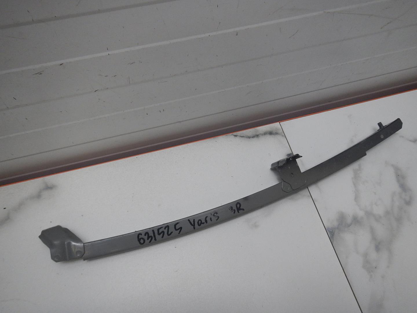 Направляющая стекла двери