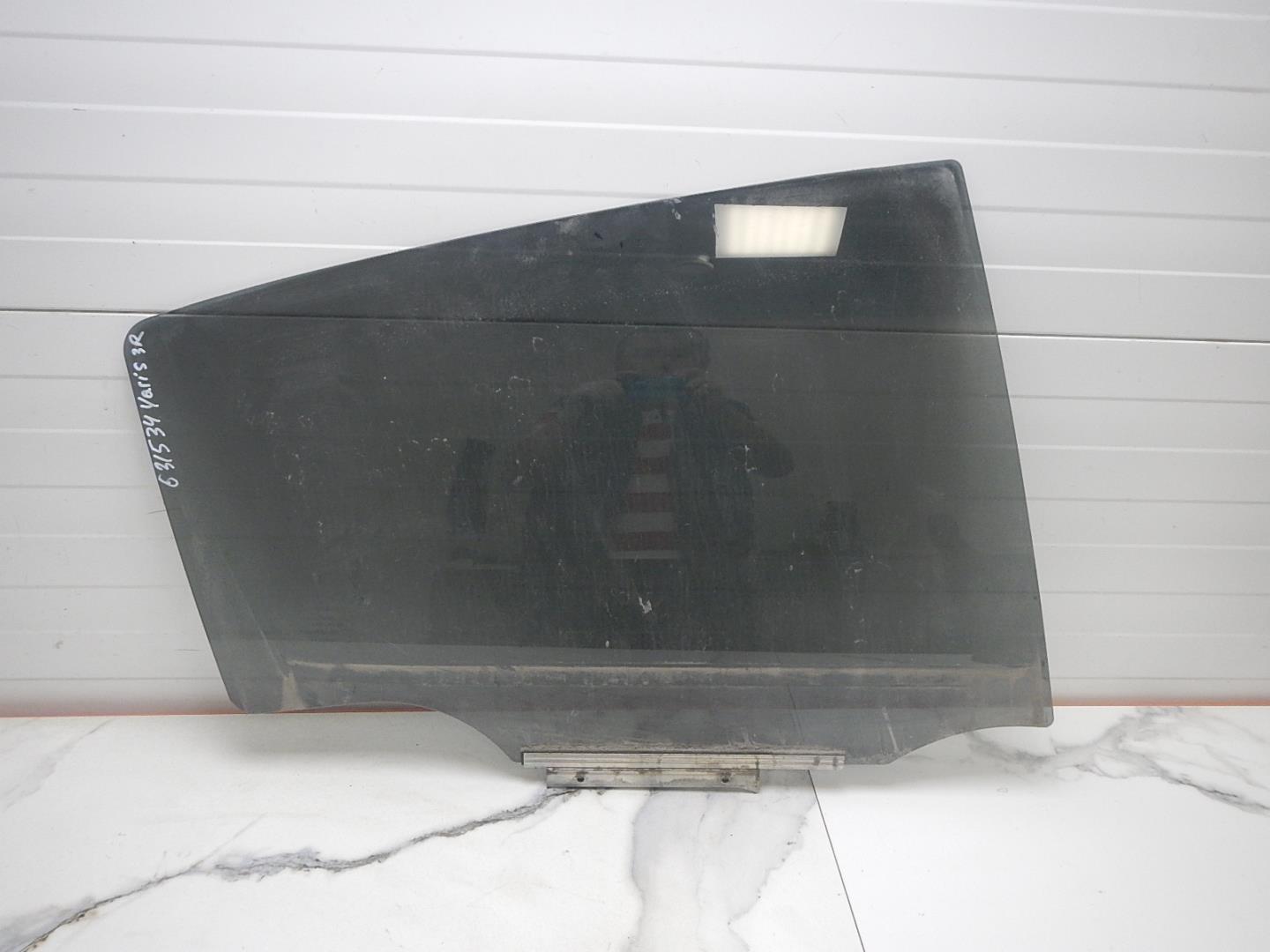 Стекло двери задней правой