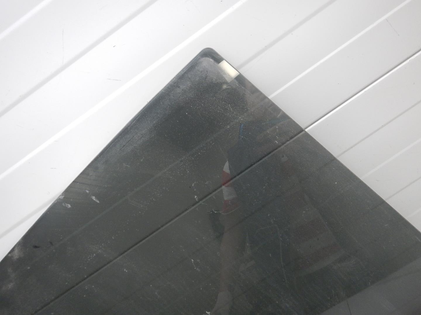 Стекло двери задней правой