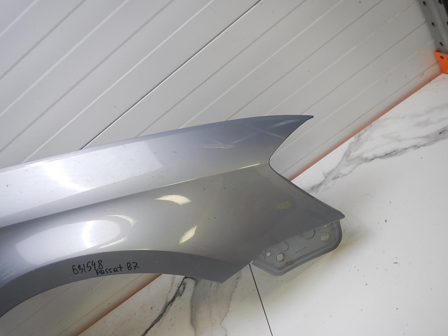 Крыло переднее правое