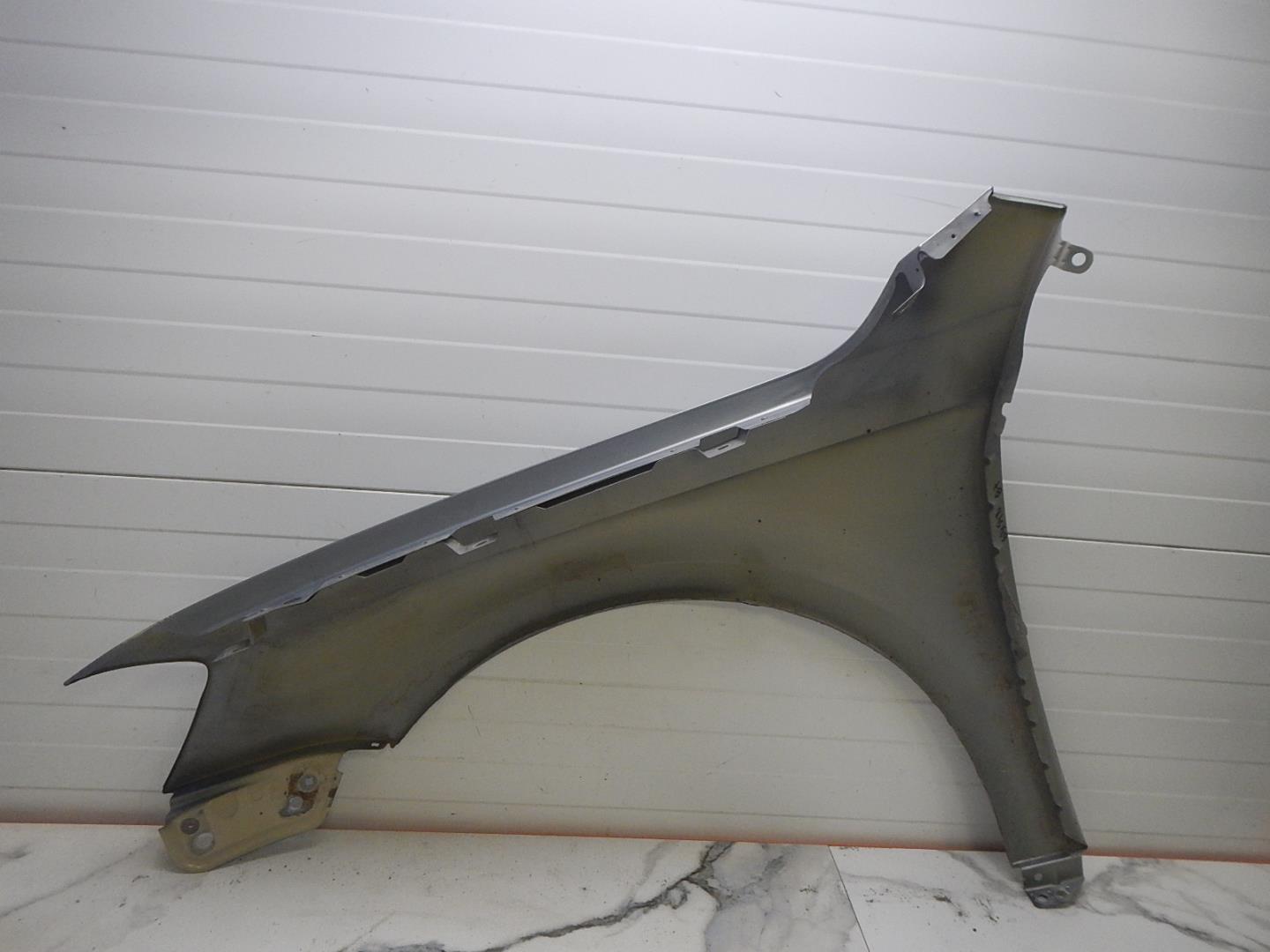 Крыло переднее правое