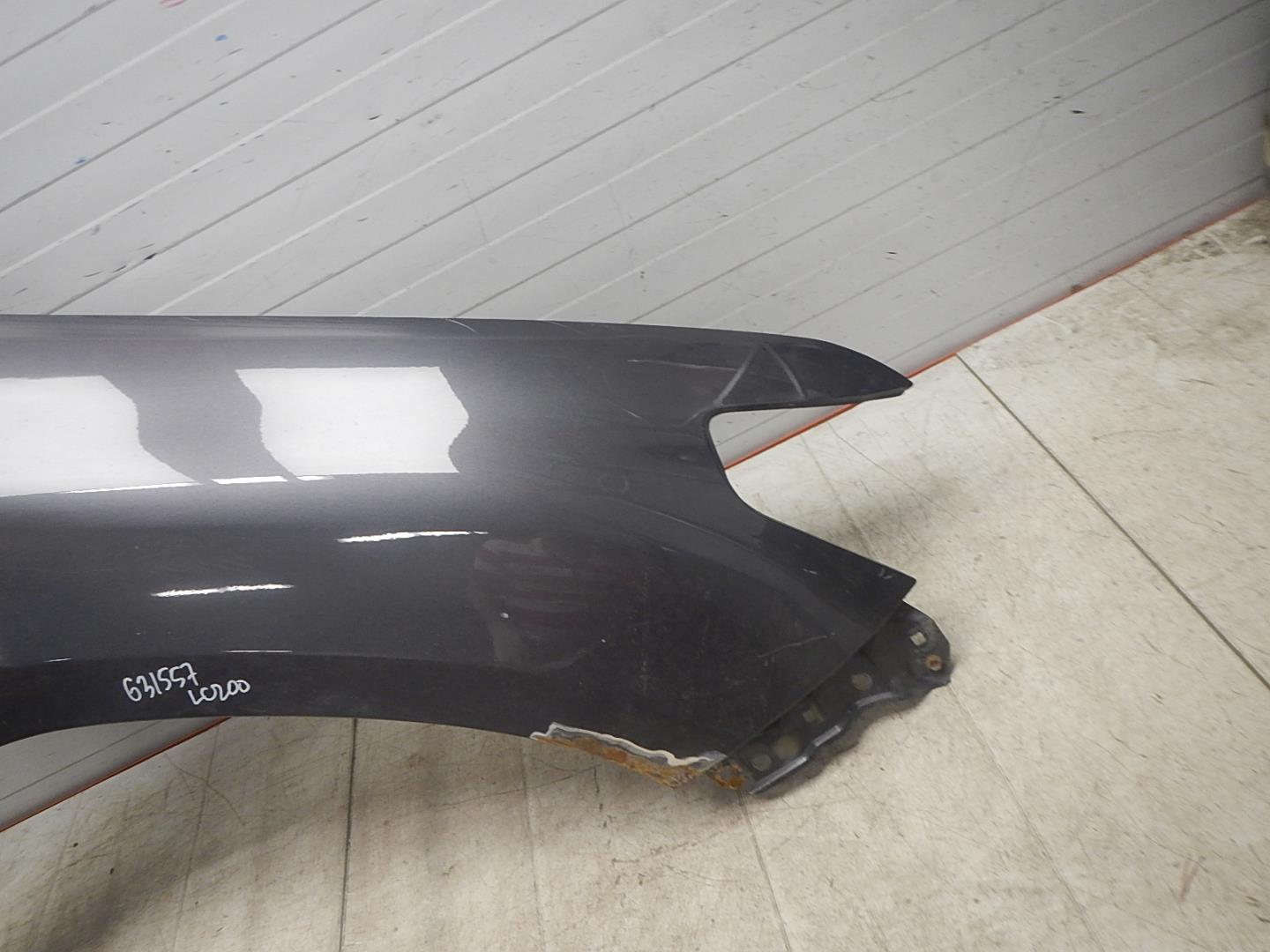 Крыло переднее правое