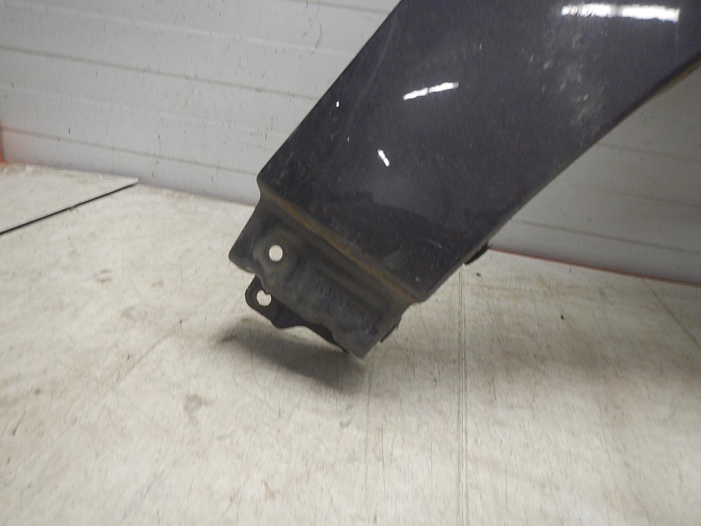 Крыло переднее правое