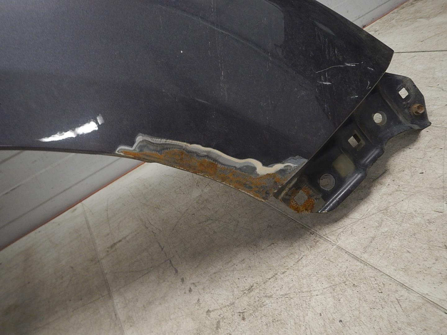 Крыло переднее правое