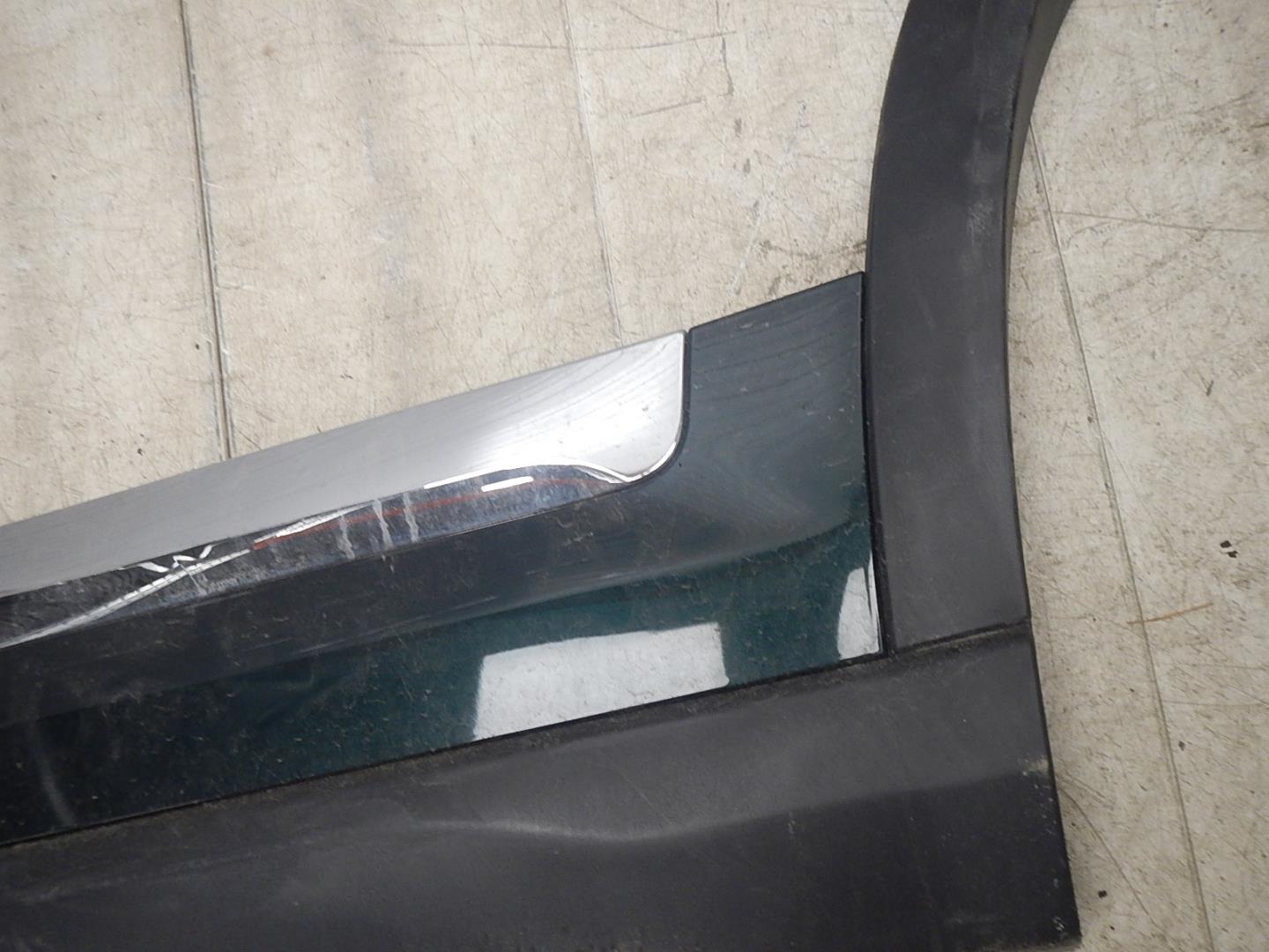 Молдинг задней левой двери