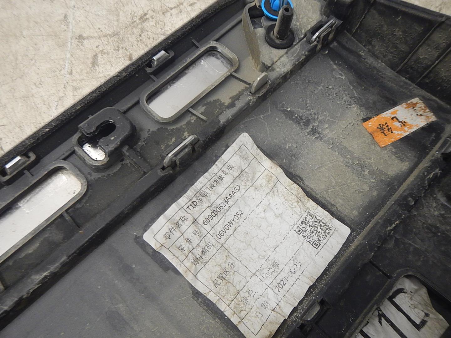 Молдинг задней левой двери