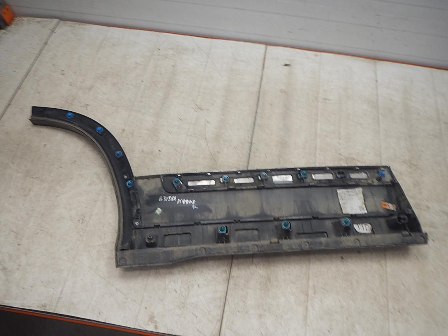 Молдинг задней левой двери