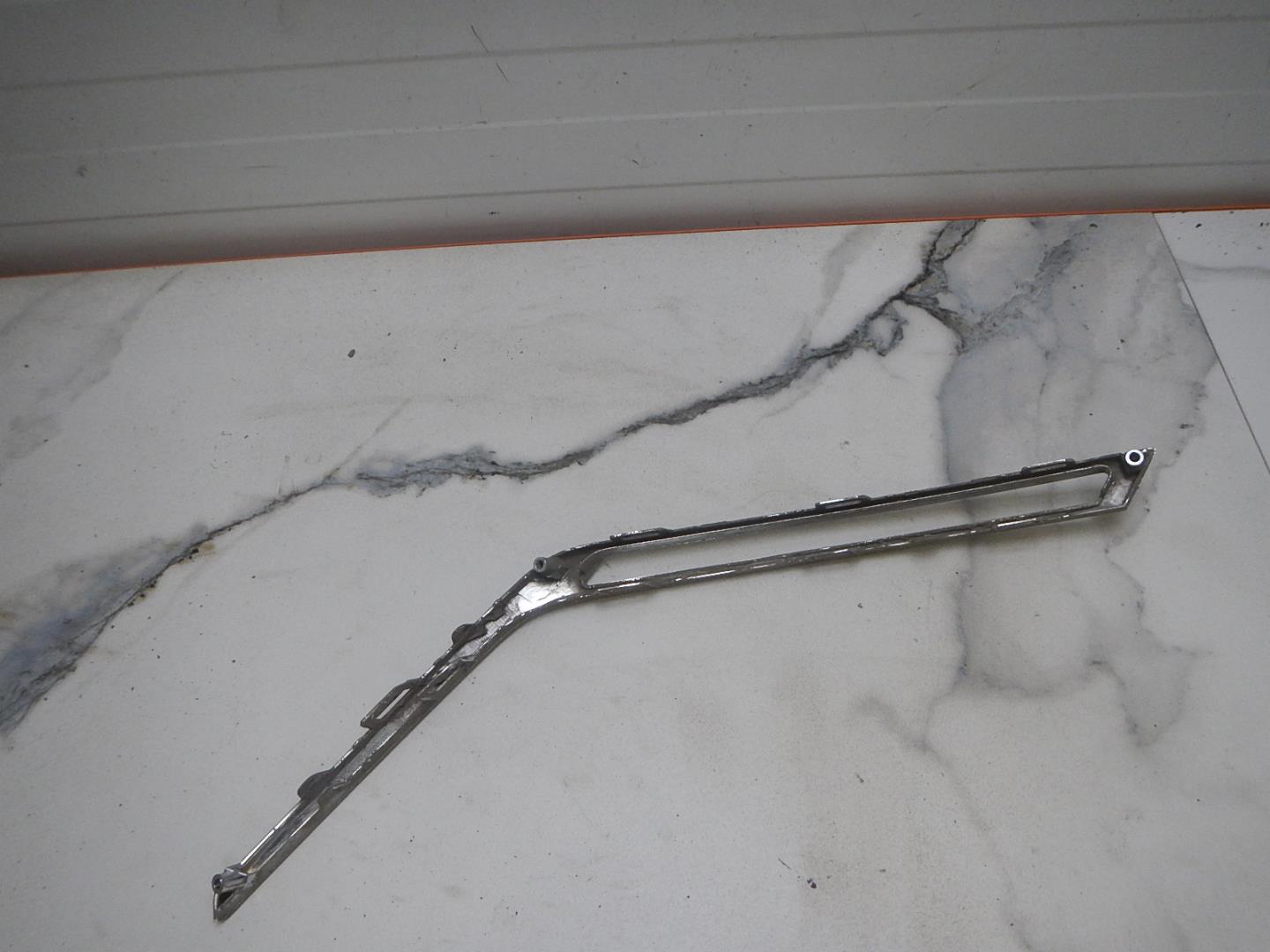 Молдинг переднего бампера правый