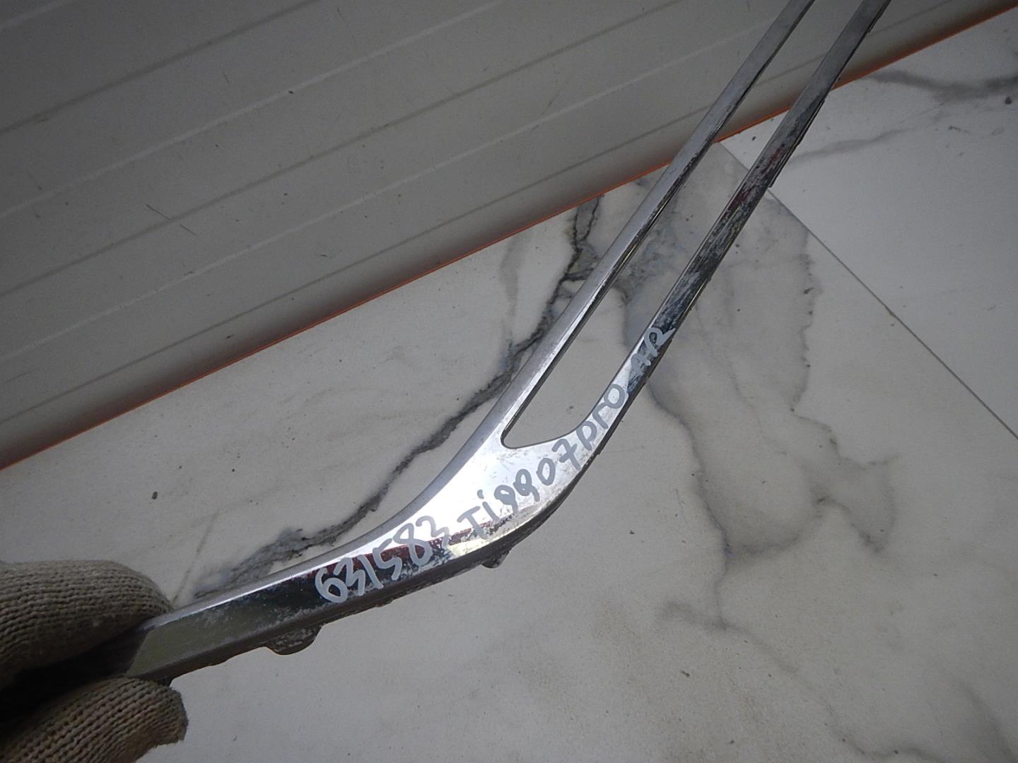 Молдинг переднего бампера правый