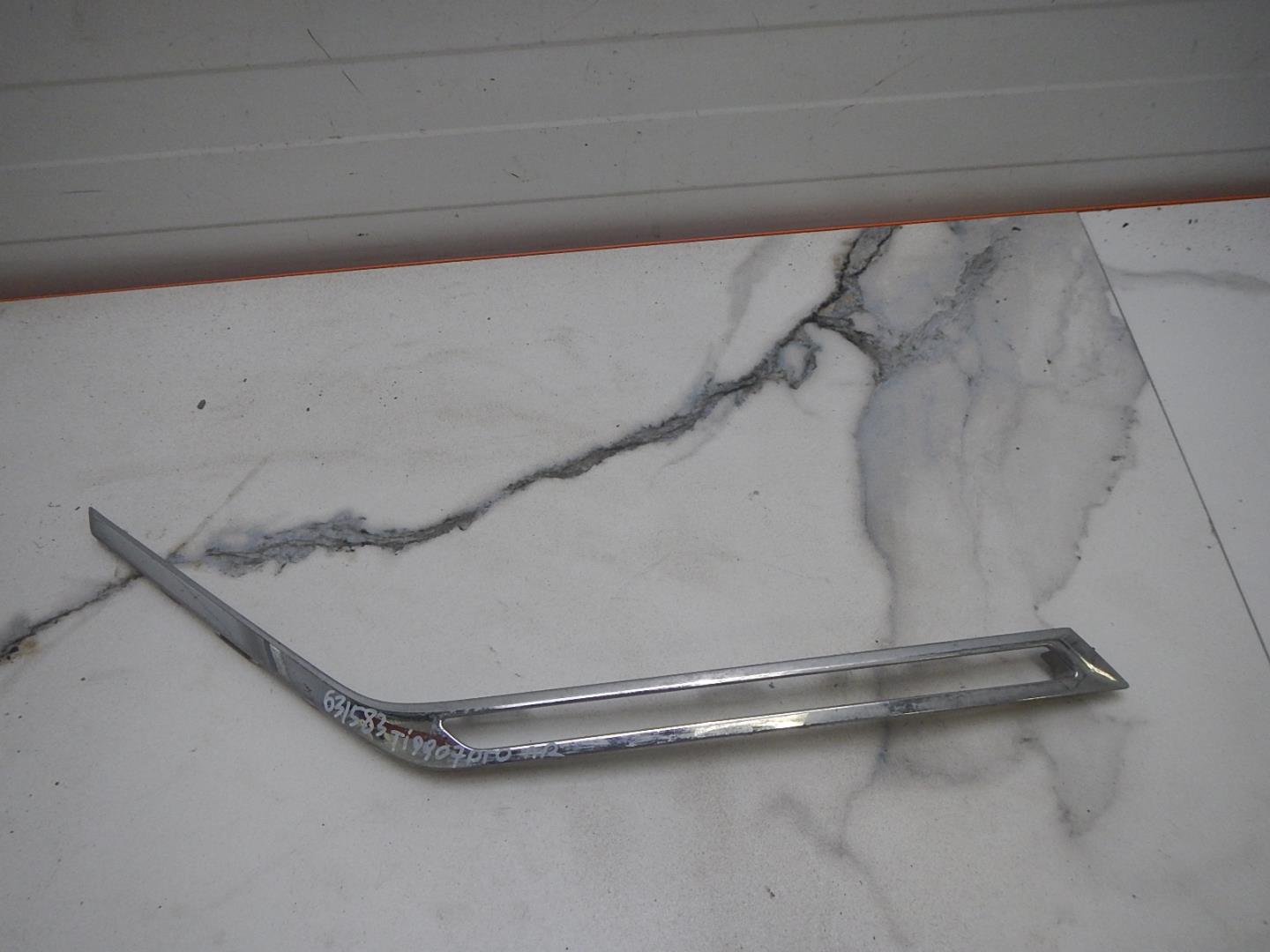 Молдинг переднего бампера правый