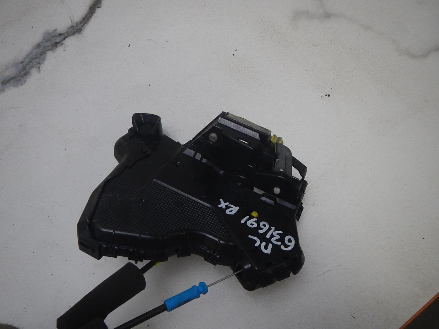 Замок двери передней левой