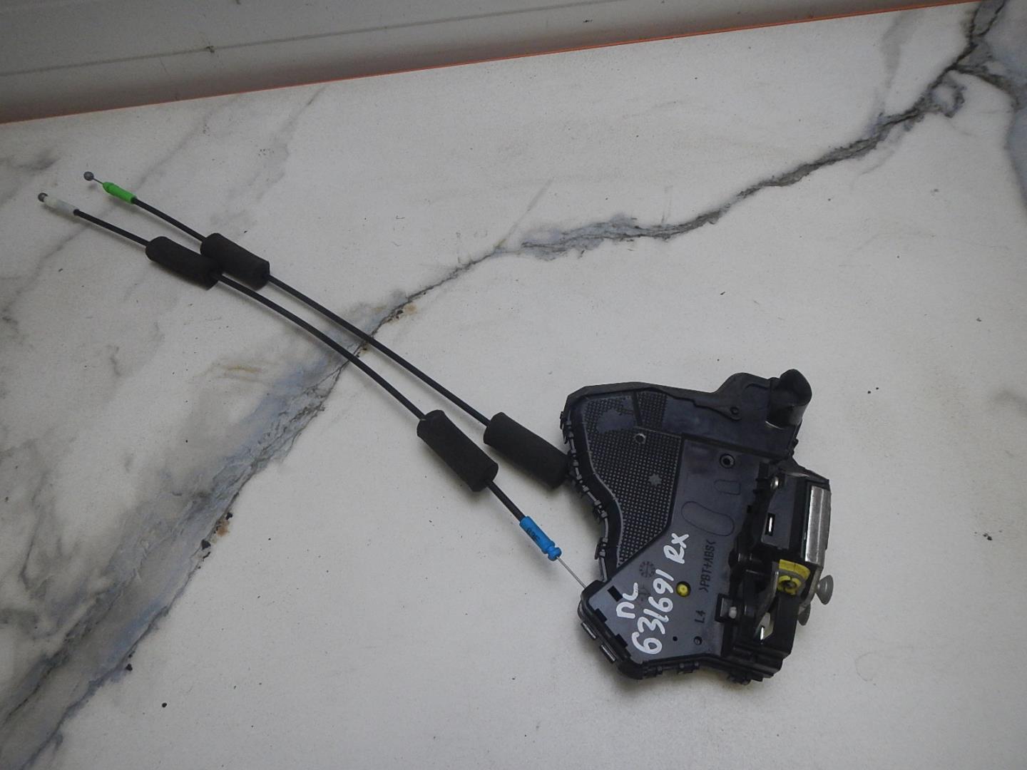 Замок двери передней левой