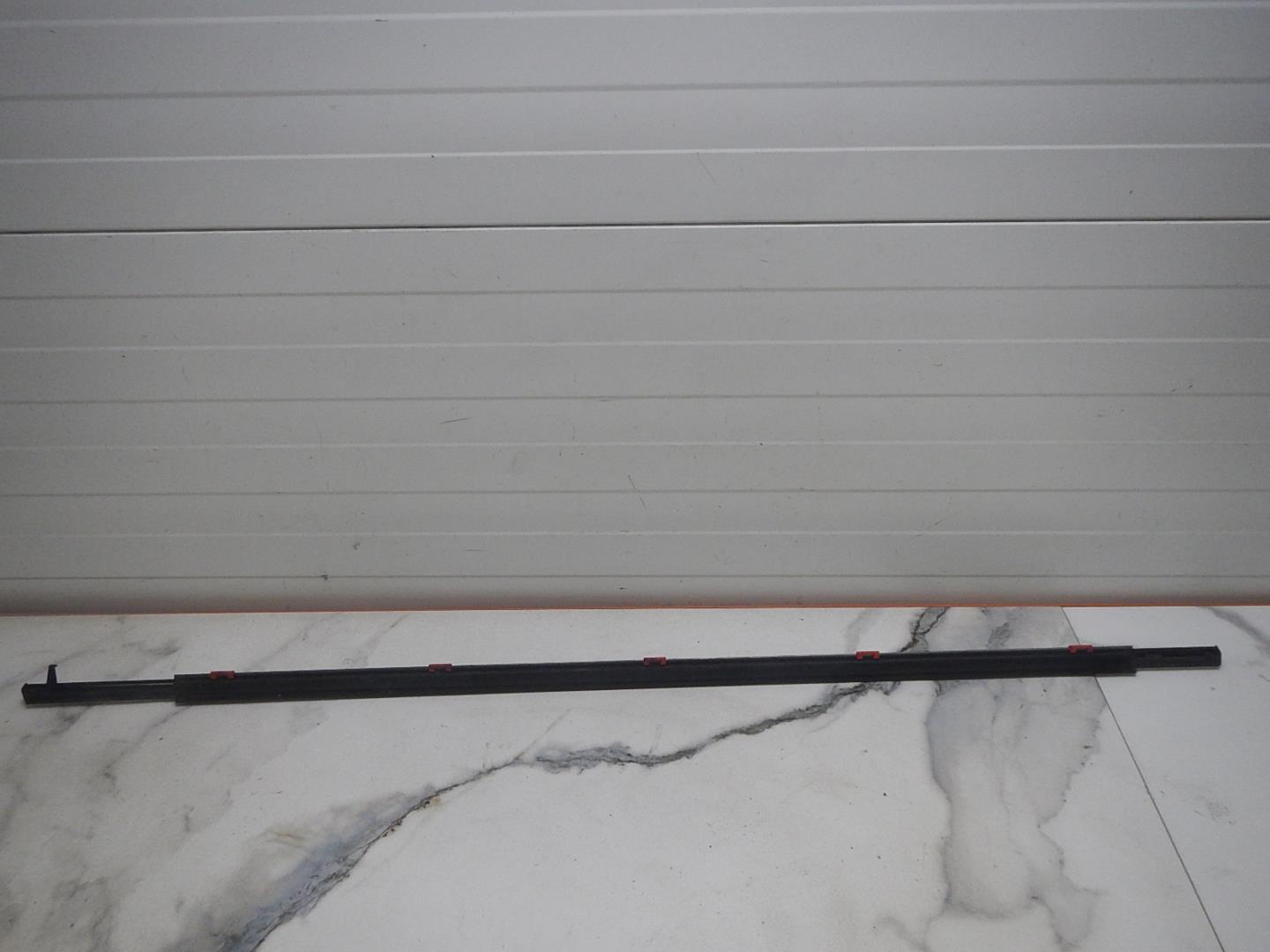 Накладка лобового стекла левая